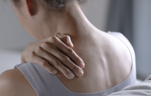 오십견이 생기면 어깨에 뻐근함이 느껴지고 심하면 통증 때문에 팔을 잘 움직이지 못하기도 한다ㅣ출처: 게티 이미지뱅크