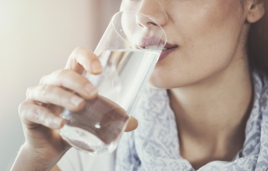  요로결석을 예방하는 가장 확실한 방법은 물을 많이 마시는 것이다ㅣ출처: 게티 이미지뱅크