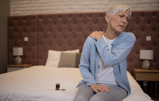 어깨 질환 환자는 야간 통증이 심해 수면장애가 생기기 쉽다ㅣ출처: 게티이미지뱅크