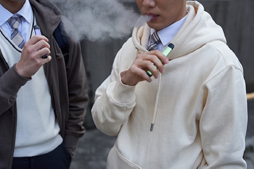 [카드뉴스] 젊을수록 전자 담배가 더 해롭다?