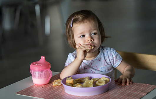 지루할 때마다 음식을 더 먹는 아이는 감정적 섭식이 있을 가능성이 있다｜출처: 게티이미지뱅크