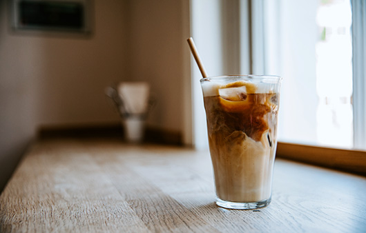 간편한 건강식으로 각광받는 오트음료, 카페의 필수 옵션으로 자리 잡았다ㅣ출처: 게티이미지뱅크