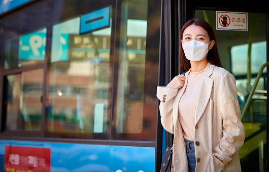 버스정류장에서는 마스크를 벗어도 된다ㅣ출처: 클립아트코리아