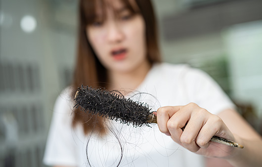 A queda de cabelo é um dos muitos sintomas do lúpus, que é uma doença autoimune ㅣ Fonte: Getty Image Bank