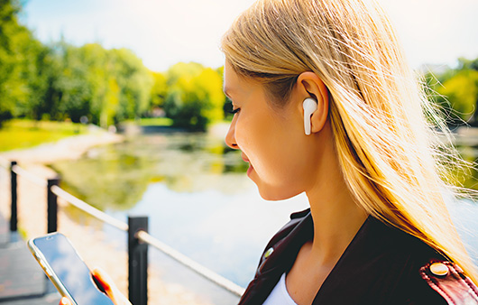 이어폰 사용량이 늘수록 소음성 난청이 될 가능성이 커진다ㅣ출처: 게티이미지뱅크
