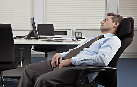 사무실에서 불편한 자세로 낮잠을 자면 건강이 안 좋아질 수 있다 | 출처: 미드저니