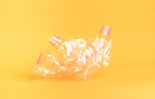플라스틱이 분해되는 과정에서 생기는 미세 플라스틱은 건강에 악영향을 미친다ㅣ출처: 게티이미지뱅크
