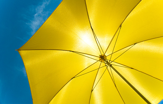 자외선이 강한 날에는 양산과 선글라스를 꼭 사용하는 것이 좋다｜출처: 클립아트코리아