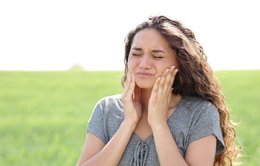 턱에서 '딱' 소리가 나거나 통증이 생긴다면 턱관절 장애를 의심해볼 수 있다｜출처: 게티이미지뱅크