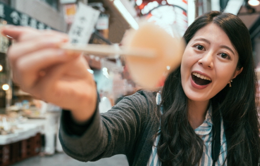 민물고기를 회로 먹으면 간흡충에 감염될 수 있다｜출처: 게티이미지 뱅크