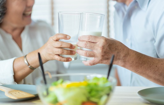 노인의 근감소증 예방과 치료를 위해선 유청 단백질 섭취가 중요하다ㅣ출처: 게티이미지뱅크