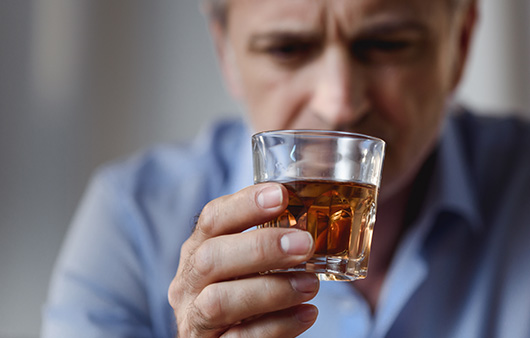 알코올 중독의 중요한 진단 기준은 양이나 횟수가 아니라 의존도이다 | 출처: 게티이미지뱅크