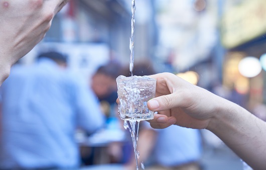 술을 따르거나 술잔을 받을 때 손이 떨리는 사람들이 있다ㅣ출처: 게티이미지뱅크