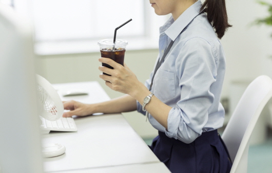 식사 직후에 앉아서 커피를 마시는 습관은 건강에 좋지 않다 | 출처: 게티이미지뱅크
