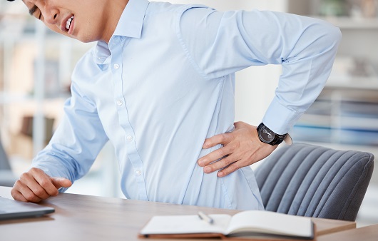 허리 디스크는 허리 통증을 유발하는 대표적인 질환 중 하나로, 방치 시 다양한 문제를 야기할 수 있다｜출처: 게티이미지뱅크