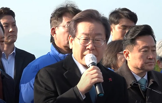 2일 오전, 부산 가덕도 신공항 부지에서 연설하고 있는 이재명 대표｜출처: 유튜브 '이재명' 캡처