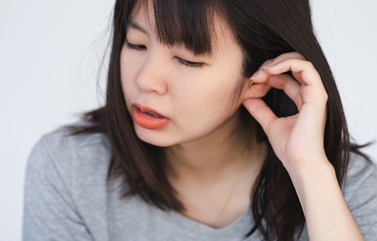 코나 턱에 이상이 있을 때 귀에 먹먹한 느낌이 들 수 있다ㅣ출처: 게티이미지뱅크