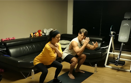 가수 김종국이 집에서 하는 최고의 운동으로 스쿼트를 꼽았다ㅣ출처: 유튜브 '김종국 GYM JONG KOOK' 캡처
