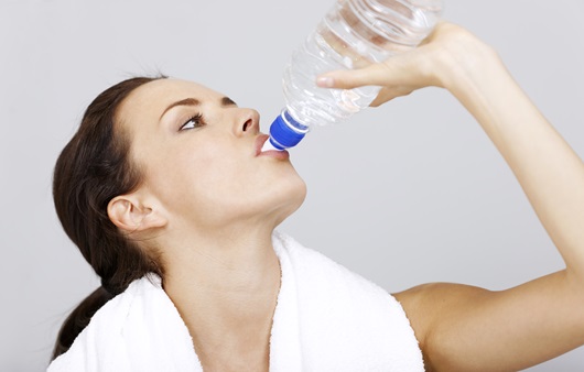 물을 한꺼번에 많이 마시면 물 중독이 나타날 수 있다ㅣ출처: 클립아트코리아