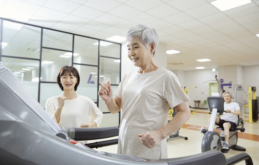 노인 여성의 사망률을 뚝 떨어뜨리는 ‘걷기 운동’…몇 보 걸어야 할까?