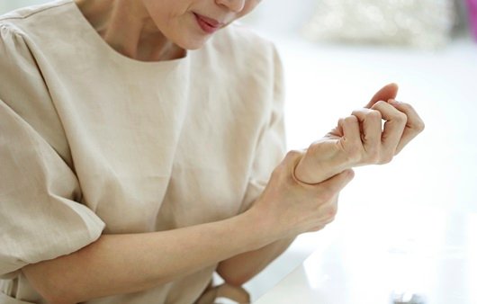 손목을 과다하게 사용한 이후에는 손목터널증후군을 주의해야 한다ㅣ출처: 클립아트코리아