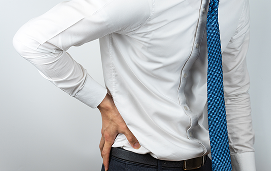 강직성 척추염은 젊은 층의 남성에서 많이 발병한다 | 출처: 클립아트코리아
