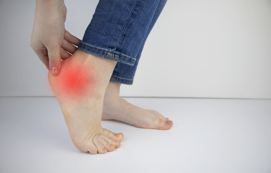 발목 안쪽에서 통증과 저림 등이 느껴지면 발목터널증후군을 의심할 수 있다｜출처: 게티이미지뱅크