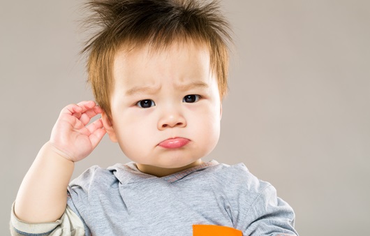 아이가 귀를 잡아당기고 불편해하는 모습을 보인다면 중이염을 의심할 수 있다｜출처: 클립아트코리아
