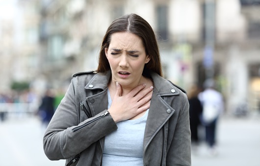 갑작스럽게 숨을 쉬기 어려워지는 경우 과호흡 증후군을 의심할 수 있다｜출처: 클립아트코리아