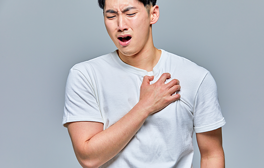 잘못된 자세가 가슴 통증을 유발할 수 있다 | 출처: 게티이미지뱅크