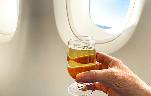 비행 중 음주가 심장질환을 유발할 수 있다는 연구 결과가 나왔다 | 출처: 게티이미지뱅크