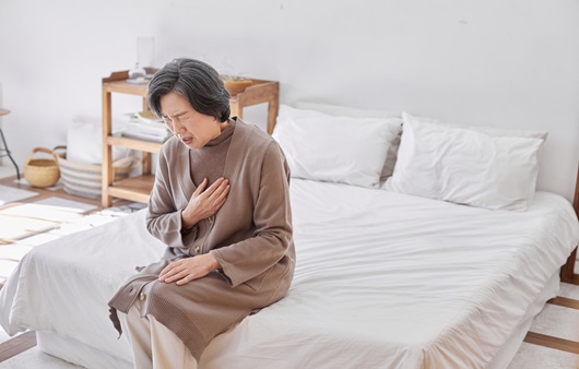 심장이 아닌 곳에 이상이 있을 때에도 흉통이 느껴질 수 있다｜출처: 게티이미지뱅크