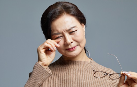 안구건조증과 백내장 모두 눈앞이 흐릿한 느낌이 들 수 있다｜출처: 게티이미지뱅크